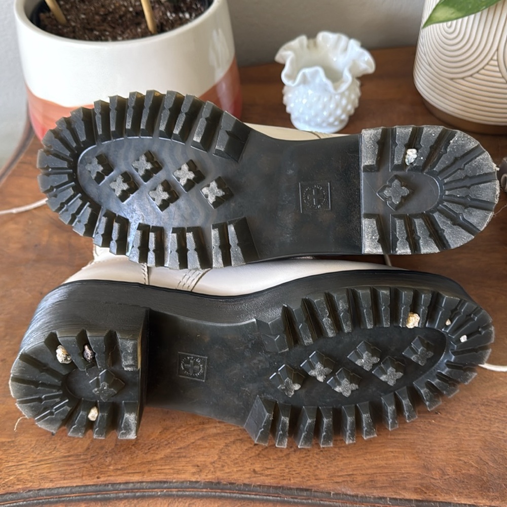 Dr. Martens lace up boots - Picture 6 of 8